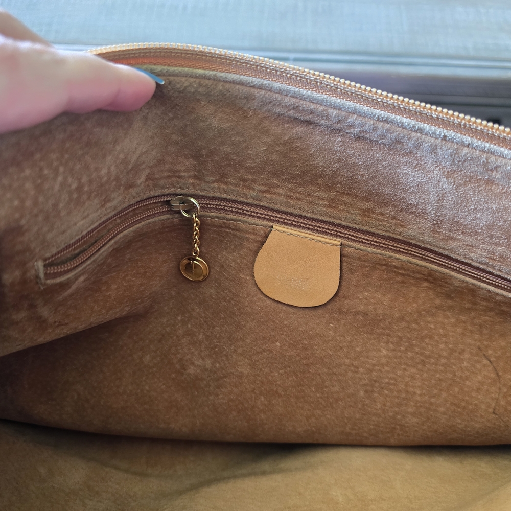 Gucci Tan Leather Shoulder Bag with Structured Design - Picture 4 of 7